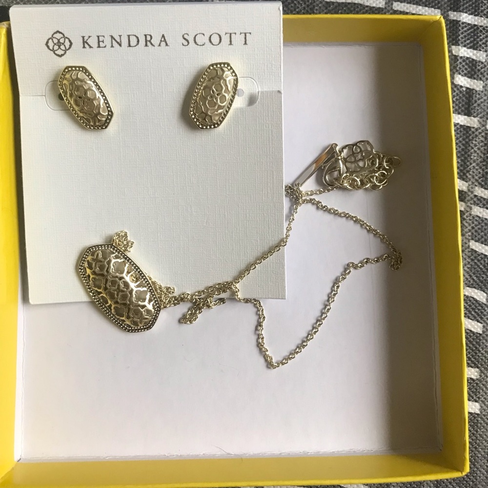 Kendra Scott necklace and earring set